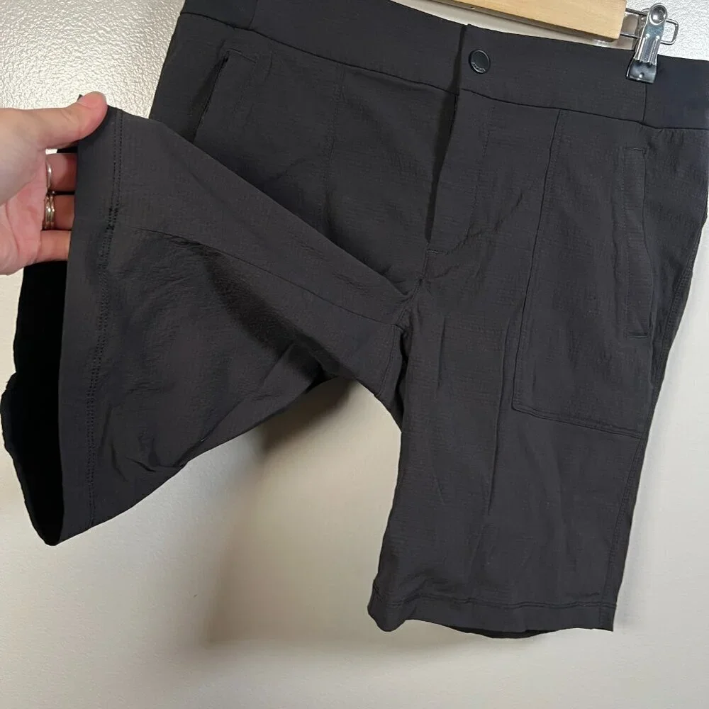 Athleta Trekkie Bermuda Shorts Size 8 Black Hiking Outdoor Travel Athleisure